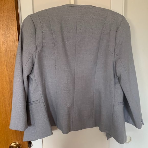 3/4 length light-gray blazer - Picture 4 of 6